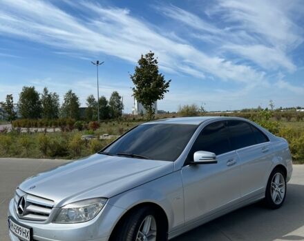 Серый Мерседес 220, объемом двигателя 2.1 л и пробегом 271 тыс. км за 12000 $, фото 1 на Automoto.ua