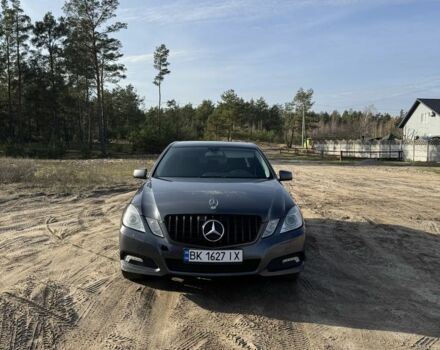 Серый Мерседес 220, объемом двигателя 2.1 л и пробегом 315 тыс. км за 9000 $, фото 3 на Automoto.ua