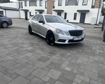 Серый Мерседес 220, объемом двигателя 2.1 л и пробегом 320 тыс. км за 10000 $, фото 1 на Automoto.ua