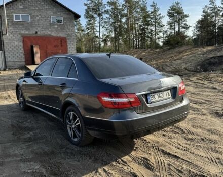 Серый Мерседес 220, объемом двигателя 2.1 л и пробегом 315 тыс. км за 9000 $, фото 2 на Automoto.ua