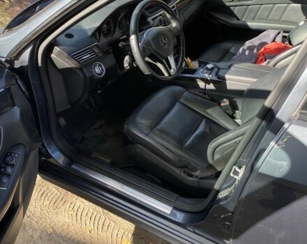 Серый Мерседес 220, объемом двигателя 2.1 л и пробегом 290 тыс. км за 10500 $, фото 5 на Automoto.ua