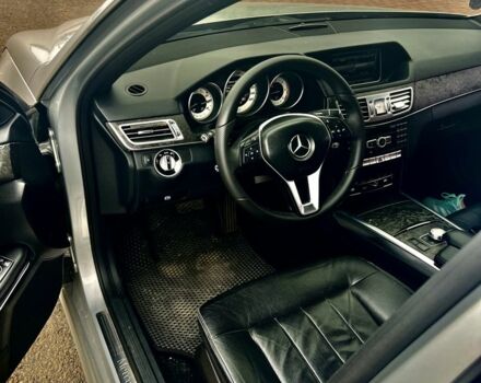 Серый Мерседес 220, объемом двигателя 2.1 л и пробегом 300 тыс. км за 18000 $, фото 6 на Automoto.ua