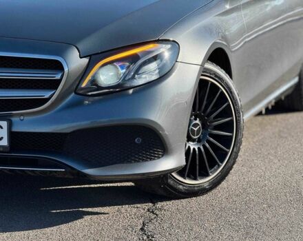 Сірий Мерседес 220, об'ємом двигуна 2 л та пробігом 168 тис. км за 26500 $, фото 1 на Automoto.ua