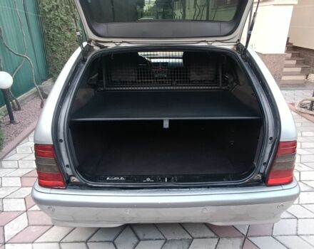 Серый Мерседес 220, объемом двигателя 2.1 л и пробегом 450 тыс. км за 1850 $, фото 7 на Automoto.ua