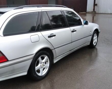 Серый Мерседес 220, объемом двигателя 2.1 л и пробегом 438 тыс. км за 3000 $, фото 5 на Automoto.ua