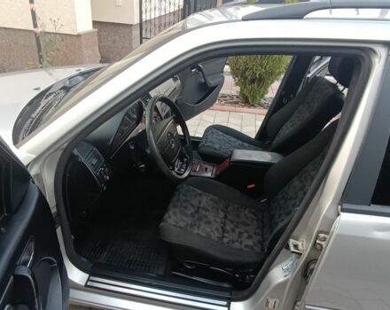 Серый Мерседес 220, объемом двигателя 2.1 л и пробегом 450 тыс. км за 1850 $, фото 6 на Automoto.ua