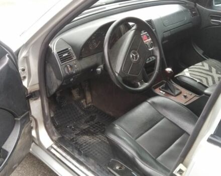 Серый Мерседес 220, объемом двигателя 2.1 л и пробегом 438 тыс. км за 3000 $, фото 6 на Automoto.ua