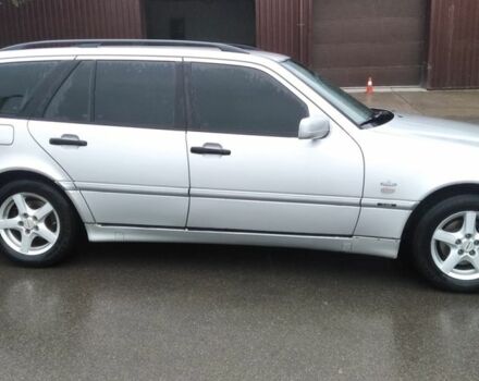 Серый Мерседес 220, объемом двигателя 2.1 л и пробегом 438 тыс. км за 3000 $, фото 2 на Automoto.ua