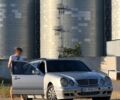 Сірий Мерседес 220, об'ємом двигуна 2.1 л та пробігом 317 тис. км за 3092 $, фото 1 на Automoto.ua
