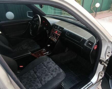 Серый Мерседес 220, объемом двигателя 2.1 л и пробегом 450 тыс. км за 1850 $, фото 4 на Automoto.ua