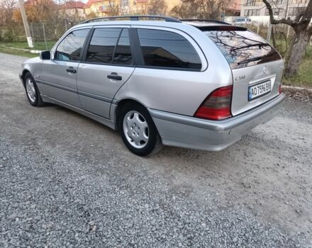 Серый Мерседес 220, объемом двигателя 2.1 л и пробегом 450 тыс. км за 1850 $, фото 1 на Automoto.ua