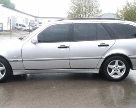 Серый Мерседес 220, объемом двигателя 2.1 л и пробегом 438 тыс. км за 3000 $, фото 1 на Automoto.ua