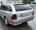 Серый Мерседес 220, объемом двигателя 2.1 л и пробегом 438 тыс. км за 3000 $, фото 4 на Automoto.ua