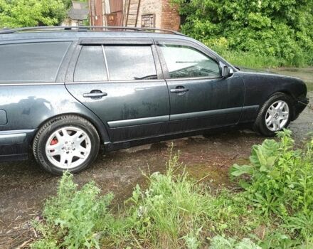 Серый Мерседес 220, объемом двигателя 2.1 л и пробегом 460 тыс. км за 4849 $, фото 11 на Automoto.ua