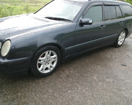 Серый Мерседес 220, объемом двигателя 2.1 л и пробегом 460 тыс. км за 4849 $, фото 10 на Automoto.ua