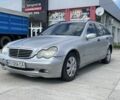 Серый Мерседес 220, объемом двигателя 2.1 л и пробегом 492 тыс. км за 3500 $, фото 1 на Automoto.ua