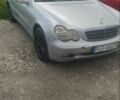 Серый Мерседес 220, объемом двигателя 2.1 л и пробегом 300 тыс. км за 3100 $, фото 1 на Automoto.ua