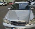 Серый Мерседес 220, объемом двигателя 10 л и пробегом 400 тыс. км за 1800 $, фото 1 на Automoto.ua