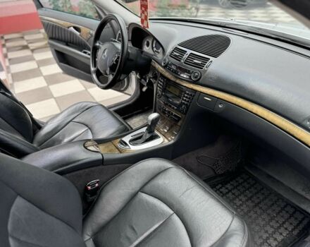 Серый Мерседес 220, объемом двигателя 2.1 л и пробегом 490 тыс. км за 5500 $, фото 5 на Automoto.ua