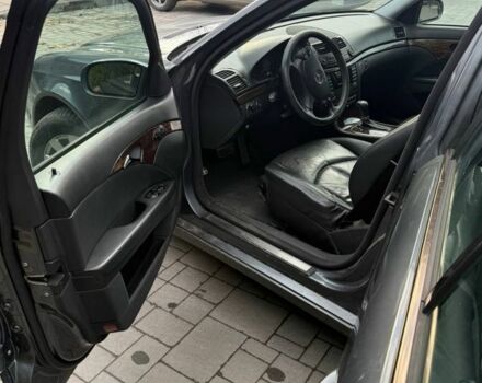 Сірий Мерседес 220, об'ємом двигуна 1.8 л та пробігом 319 тис. км за 5200 $, фото 6 на Automoto.ua