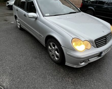 Серый Мерседес 220, объемом двигателя 2.2 л и пробегом 360 тыс. км за 3117 $, фото 2 на Automoto.ua