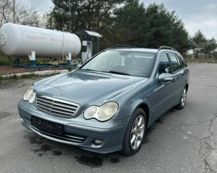 Серый Мерседес 220, объемом двигателя 2 л и пробегом 300 тыс. км за 3100 $, фото 1 на Automoto.ua