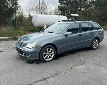 Серый Мерседес 220, объемом двигателя 2 л и пробегом 300 тыс. км за 3100 $, фото 3 на Automoto.ua