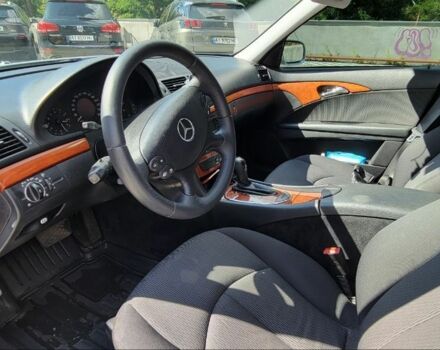 Серый Мерседес 220, объемом двигателя 2.1 л и пробегом 350 тыс. км за 9000 $, фото 3 на Automoto.ua