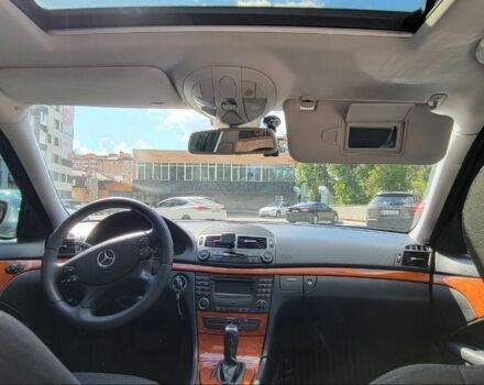 Серый Мерседес 220, объемом двигателя 2.1 л и пробегом 350 тыс. км за 9000 $, фото 1 на Automoto.ua