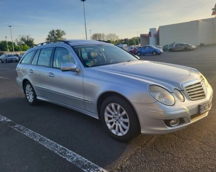 Серый Мерседес 220, объемом двигателя 2.1 л и пробегом 383 тыс. км за 8800 $, фото 2 на Automoto.ua