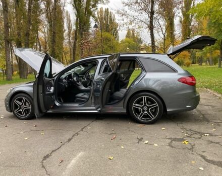 Серый Мерседес 220, объемом двигателя 2 л и пробегом 190 тыс. км за 26900 $, фото 7 на Automoto.ua