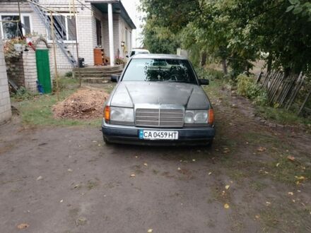 Серый Мерседес 220, объемом двигателя 2.3 л и пробегом 350 тыс. км за 1069 $, фото 1 на Automoto.ua