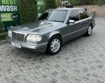 Серый Мерседес 220, объемом двигателя 2.2 л и пробегом 497 тыс. км за 3476 $, фото 1 на Automoto.ua