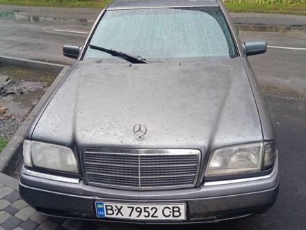 Сірий Мерседес 220, об'ємом двигуна 2.2 л та пробігом 300 тис. км за 1500 $, фото 1 на Automoto.ua