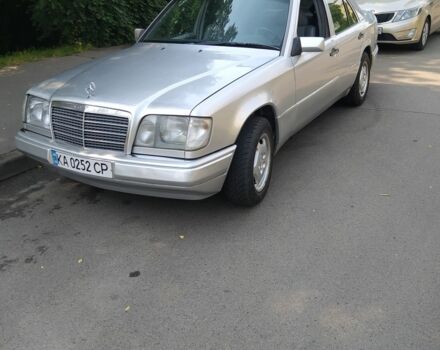 Сірий Мерседес 220, об'ємом двигуна 2.2 л та пробігом 300 тис. км за 2800 $, фото 1 на Automoto.ua