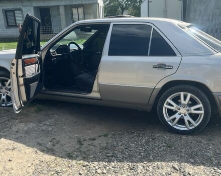 Сірий Мерседес 220, об'ємом двигуна 2.2 л та пробігом 210 тис. км за 5300 $, фото 1 на Automoto.ua