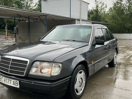 Сірий Мерседес 220, об'ємом двигуна 2.2 л та пробігом 385 тис. км за 1750 $, фото 1 на Automoto.ua