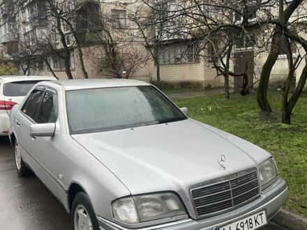 Сірий Мерседес 220, об'ємом двигуна 2.2 л та пробігом 345 тис. км за 1800 $, фото 1 на Automoto.ua