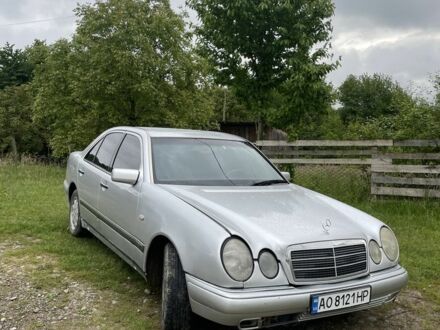 Сірий Мерседес 220, об'ємом двигуна 2.2 л та пробігом 505 тис. км за 2750 $, фото 1 на Automoto.ua