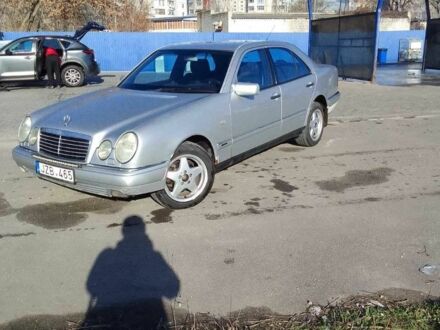 Серый Мерседес 220, объемом двигателя 2.2 л и пробегом 300 тыс. км за 1894 $, фото 1 на Automoto.ua