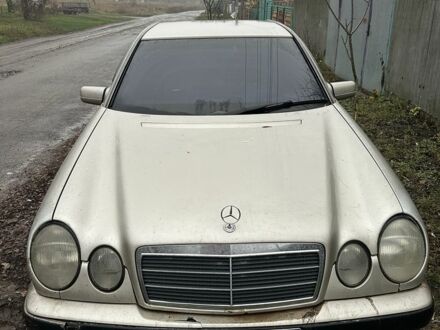 Серый Мерседес 220, объемом двигателя 2.2 л и пробегом 300 тыс. км за 2143 $, фото 1 на Automoto.ua