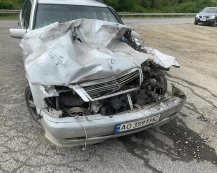 Сірий Мерседес 220, об'ємом двигуна 2.2 л та пробігом 300 тис. км за 600 $, фото 1 на Automoto.ua