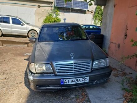 Сірий Мерседес 220, об'ємом двигуна 1.8 л та пробігом 430 тис. км за 3500 $, фото 1 на Automoto.ua