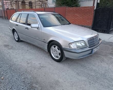 Серый Мерседес 220, объемом двигателя 2.1 л и пробегом 450 тыс. км за 1850 $, фото 1 на Automoto.ua