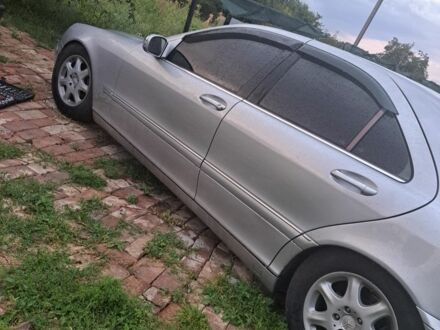 Серый Мерседес 220, объемом двигателя 3.2 л и пробегом 300 тыс. км за 5700 $, фото 1 на Automoto.ua