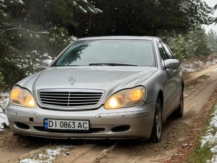 Серый Мерседес 220, объемом двигателя 3.2 л и пробегом 550 тыс. км за 3800 $, фото 1 на Automoto.ua