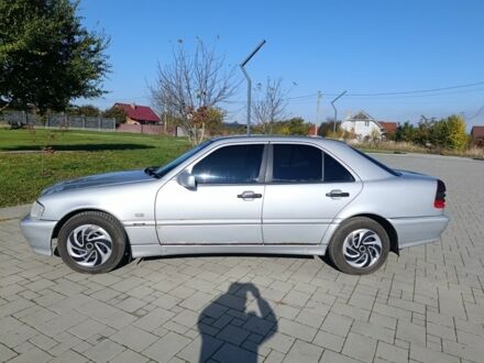 Серый Мерседес 220, объемом двигателя 2.2 л и пробегом 342 тыс. км за 3500 $, фото 1 на Automoto.ua