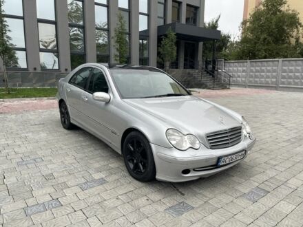Серый Мерседес 220, объемом двигателя 2.1 л и пробегом 350 тыс. км за 3350 $, фото 1 на Automoto.ua