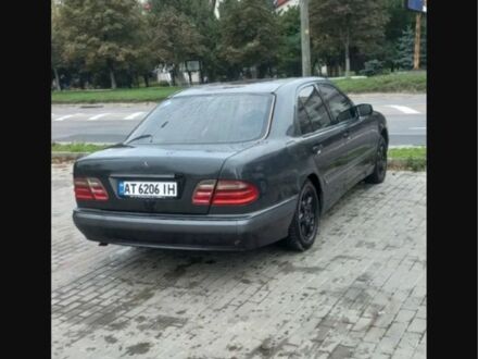 Сірий Мерседес 220, об'ємом двигуна 2 л та пробігом 830 тис. км за 2500 $, фото 1 на Automoto.ua