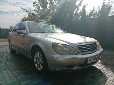 Серый Мерседес 220, объемом двигателя 3.2 л и пробегом 305 тыс. км за 6400 $, фото 1 на Automoto.ua